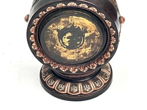 Mid victorian english mantle clock with english 8 day mechanical movement that’s in good working order, the porcelain case is in good condition no cracks or chips, sizes being height 24 cm diameter 17 cm depth 12 cm dial not perfect but presentable reference dbss