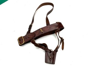 The sam browne belt is a leather belt with a supporting strap that passes over the right shoulder, worn by military and police officers. It is named after samuel j. Browne (1824–1901), the british indian army general who invented it. This ones in super aged condition 97cm in total length this is a quality item from that war, has 3 different names on belt so used and appreciated, reference cc