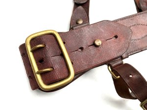 The sam browne belt is a leather belt with a supporting strap that passes over the right shoulder, worn by military and police officers. It is named after samuel j. Browne (1824–1901), the british indian army general who invented it. This ones in super aged condition 97cm in total length this is a quality item from that war, has 3 different names on belt so used and appreciated, reference cc