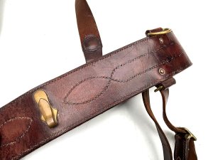 The sam browne belt is a leather belt with a supporting strap that passes over the right shoulder, worn by military and police officers. It is named after samuel j. Browne (1824–1901), the british indian army general who invented it. This ones in super aged condition 97cm in total length this is a quality item from that war, has 3 different names on belt so used and appreciated, reference cc