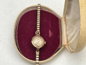 Superb vintage gold 9ct ladies wristwatch by smiths watches having expandable bracelet of quality, watches mechanical movements in very good working order, watch is in excellent condition, comes with case, reference drc2