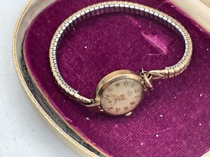 Superb vintage gold 9ct ladies wristwatch by smiths watches having expandable bracelet of quality, watches mechanical movements in very good working order, watch is in excellent condition, comes with case, reference drc2