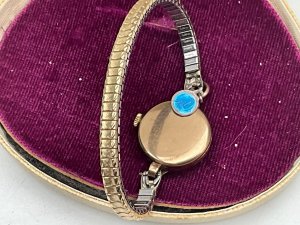 Superb vintage gold 9ct ladies wristwatch by smiths watches having expandable bracelet of quality, watches mechanical movements in very good working order, watch is in excellent condition, comes with case, reference drc2