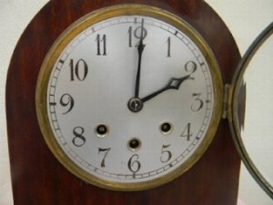 In good working order has been cleaned and overhauled plays westminster chimes on the quarter's strikes the hours on the rods movement 8 day duration whence fully wound, German maker quality unsurpassed case good, alround a superb Bracket clock of the Edwardian era, sizes are height 34 cm length 24.5 cm depth 16.5 cm.