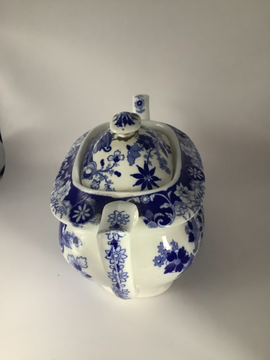Hilditch Covered Vase Pattern Teapot Circa 1825