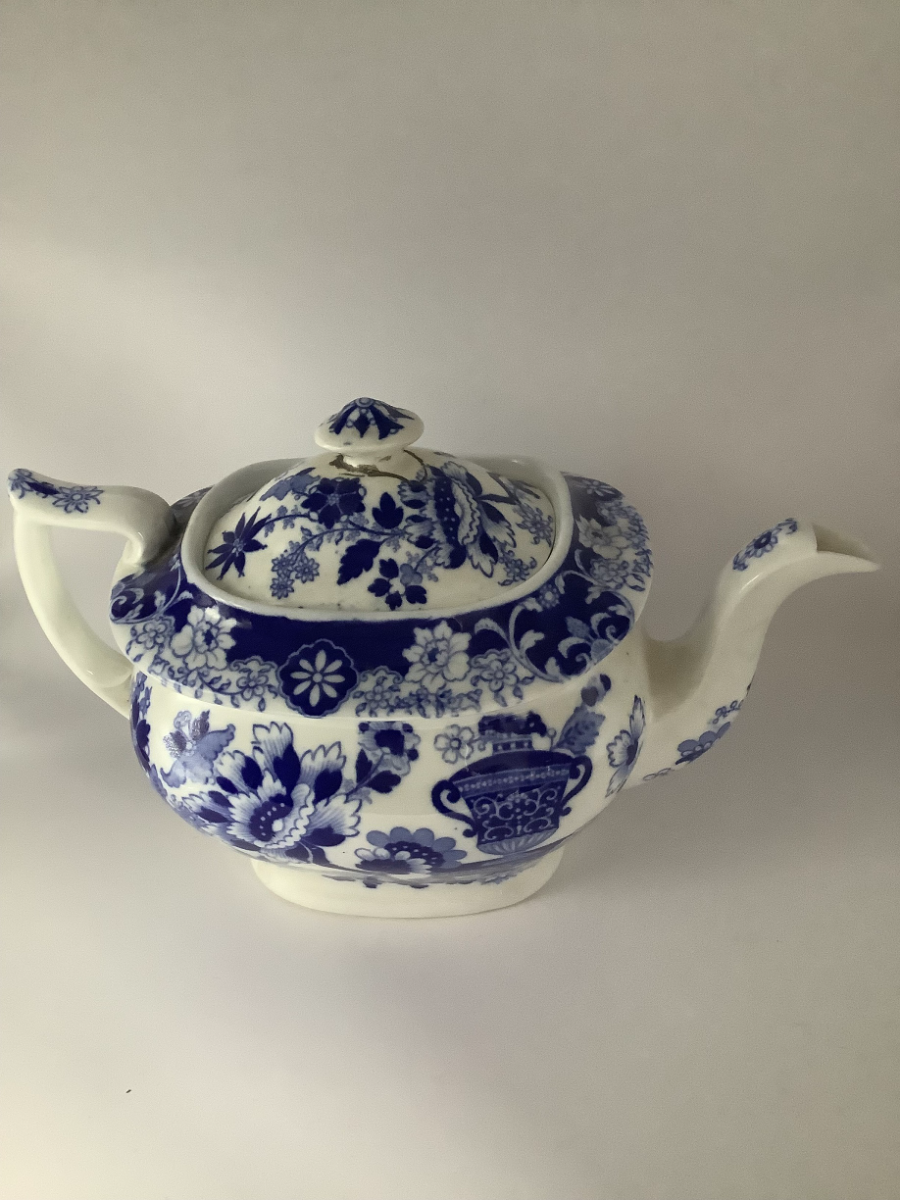 Hilditch Covered Vase Pattern Teapot Circa 1825
