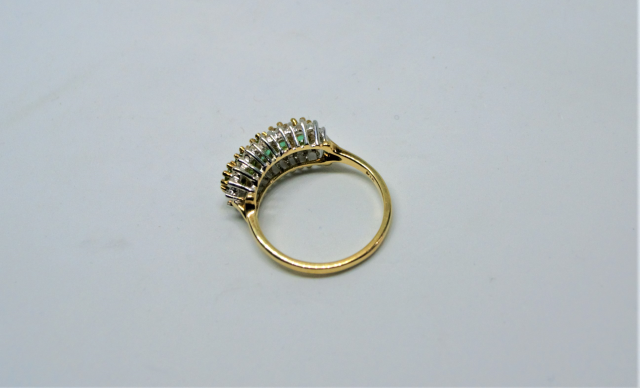 Scopri il nostro anello in oro 9ct, incastonato con smeraldi e diamanti. Realizzato con maestria a Sheffield. Pesa 2,9g, taglia N. Acquista ora per aggiungere un tocco di lusso alla tua collezione.