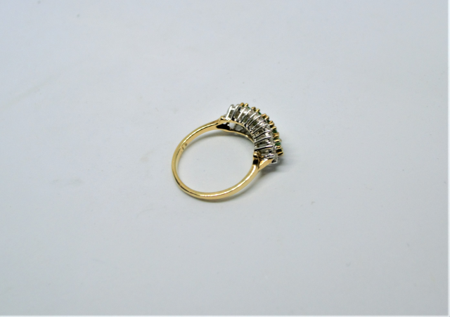 Scopri il nostro anello in oro 9ct, incastonato con smeraldi e diamanti. Realizzato con maestria a Sheffield. Pesa 2,9g, taglia N. Acquista ora per aggiungere un tocco di lusso alla tua collezione.