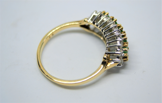 Scopri il nostro anello in oro 9ct, incastonato con smeraldi e diamanti. Realizzato con maestria a Sheffield. Pesa 2,9g, taglia N. Acquista ora per aggiungere un tocco di lusso alla tua collezione.