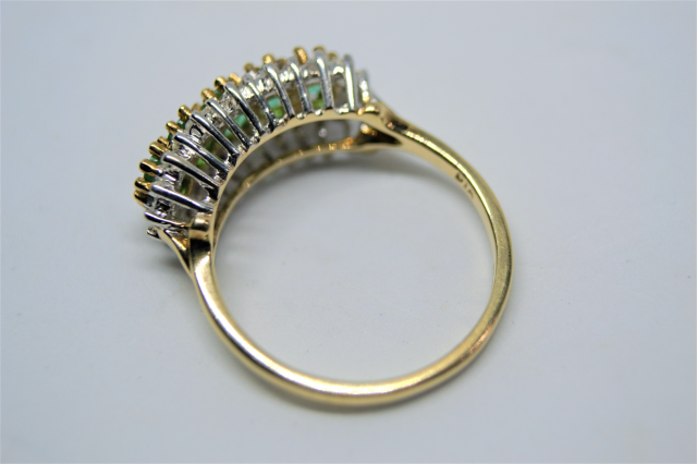 Scopri il nostro anello in oro 9ct, incastonato con smeraldi e diamanti. Realizzato con maestria a Sheffield. Pesa 2,9g, taglia N. Acquista ora per aggiungere un tocco di lusso alla tua collezione.