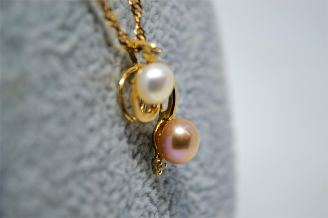 Compra nuestro elegante collar de perlas cultivadas de dos colores en oro de 9ct, sellado 375 y de 18 pulgadas de largo. Descubre el brillo del oro hoy. ¡Añade al carrito ahora!