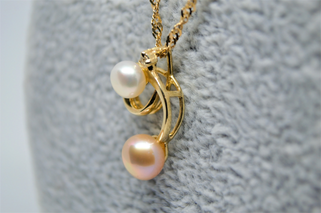Compra nuestro elegante collar de perlas cultivadas de dos colores en oro de 9ct, sellado 375 y de 18 pulgadas de largo. Descubre el brillo del oro hoy. ¡Añade al carrito ahora!