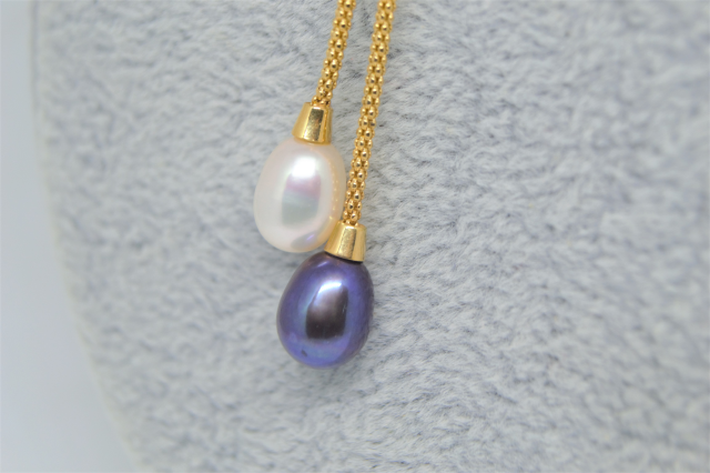 Ontdek onze 9 karaat tweekleurige gouden ketting met gekweekte parels. Met een 18" ketting en een sluiting gestempeld met 375. Winkel nu en voeg elegantie toe aan uw collectie!