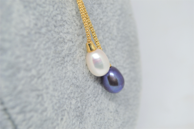 Ontdek onze 9 karaat tweekleurige gouden ketting met gekweekte parels. Met een 18" ketting en een sluiting gestempeld met 375. Winkel nu en voeg elegantie toe aan uw collectie!