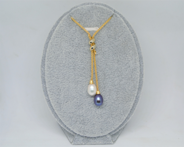 Ontdek onze 9 karaat tweekleurige gouden ketting met gekweekte parels. Met een 18" ketting en een sluiting gestempeld met 375. Winkel nu en voeg elegantie toe aan uw collectie!