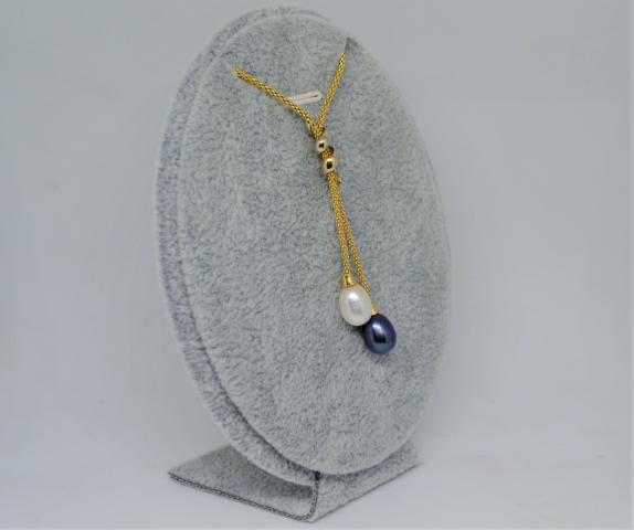 Ontdek onze 9 karaat tweekleurige gouden ketting met gekweekte parels. Met een 18" ketting en een sluiting gestempeld met 375. Winkel nu en voeg elegantie toe aan uw collectie!