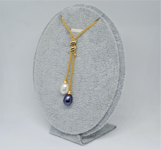 Ontdek onze 9 karaat tweekleurige gouden ketting met gekweekte parels. Met een 18" ketting en een sluiting gestempeld met 375. Winkel nu en voeg elegantie toe aan uw collectie!