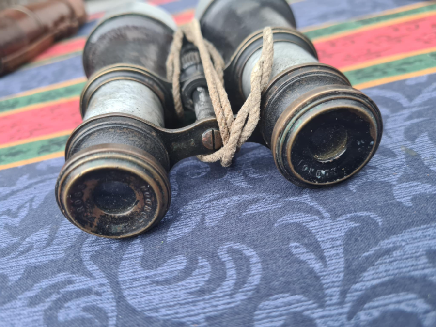 Discover Ross of London's vintage binoculars from the 6th City of Glasgow Territorial Battalion. A prized piece in good condition. Shop now!