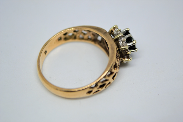 探索我们精美的9ct黄金蓝宝石钻石戒指。仅重3.2克，适合L号戒指尺寸。为您的风格增添优雅。立即购买！