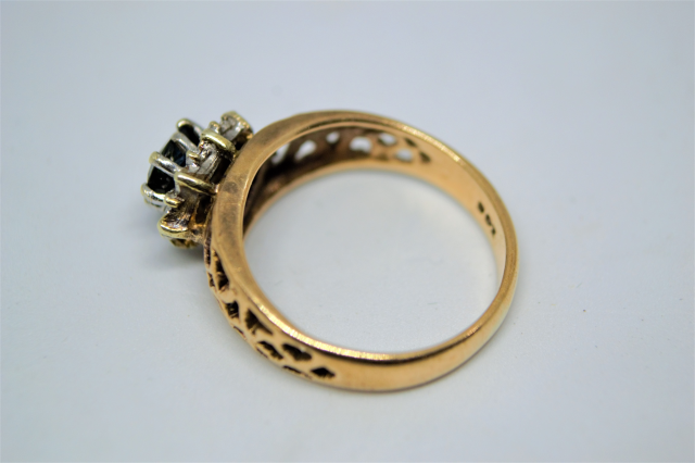 探索我们精美的9ct黄金蓝宝石钻石戒指。仅重3.2克，适合L号戒指尺寸。为您的风格增添优雅。立即购买！