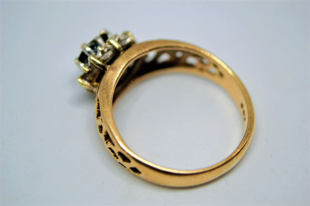 探索我们精美的9ct黄金蓝宝石钻石戒指。仅重3.2克，适合L号戒指尺寸。为您的风格增添优雅。立即购买！