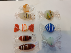 Discover our exclusive set of 8 glass sweets from Malta - possibly Mdina glass. Act now to enhance your collection with these unique art pieces.