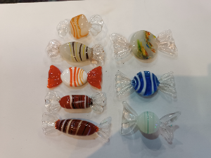 Discover our exclusive set of 8 glass sweets from Malta - possibly Mdina glass. Act now to enhance your collection with these unique art pieces.