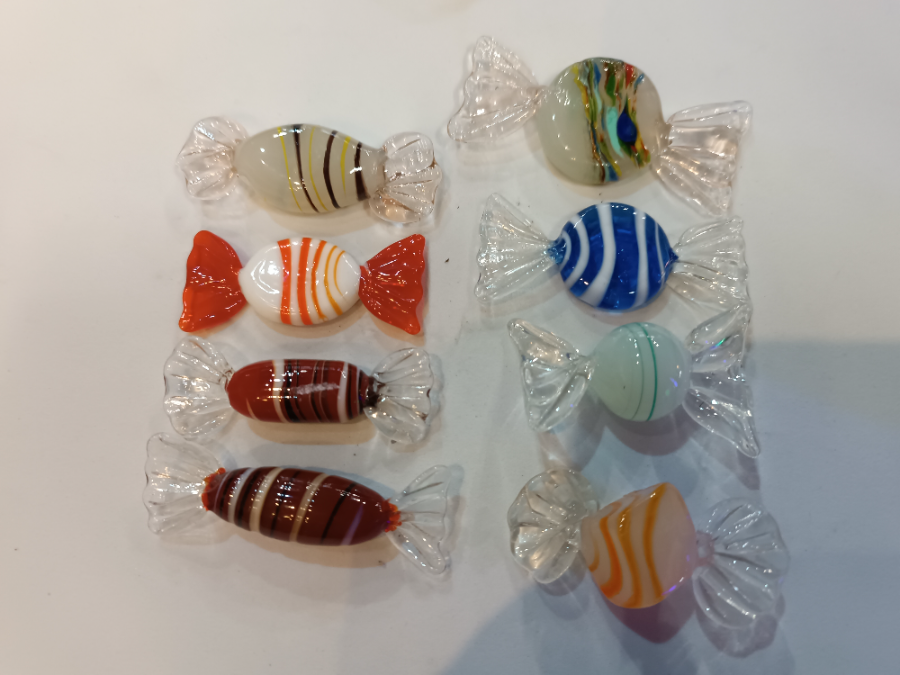 Discover our exclusive set of 8 glass sweets from Malta - possibly Mdina glass. Act now to enhance your collection with these unique art pieces.
