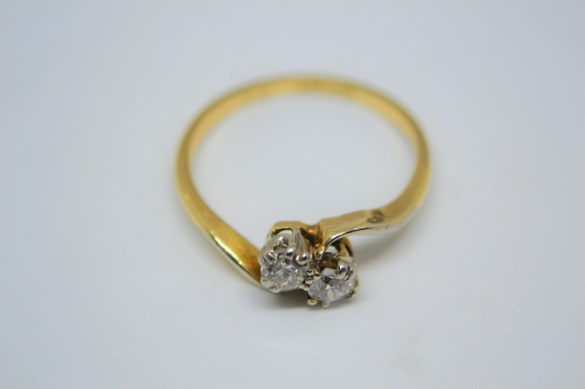 اكتشف خاتمنا الأنيق من الألماس بحجرين و18 قيراط. بحالة مثالية، 0.20 قيراط من الألماس، الوزن الكلي 2 جرام. مثالي للحجم L. تسوق الآن!