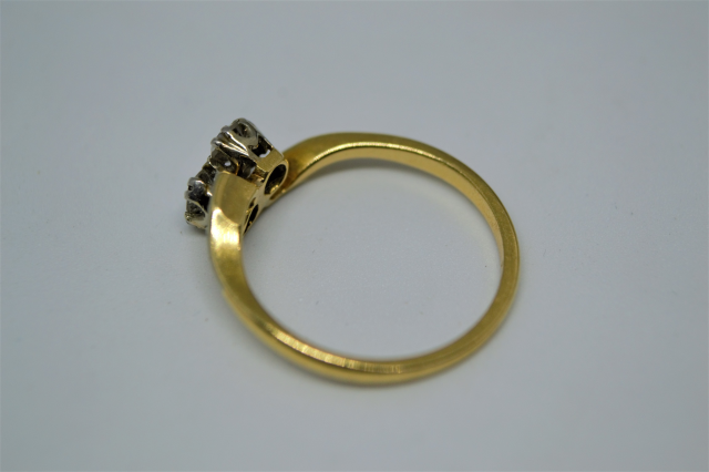 اكتشف خاتمنا الأنيق من الألماس بحجرين و18 قيراط. بحالة مثالية، 0.20 قيراط من الألماس، الوزن الكلي 2 جرام. مثالي للحجم L. تسوق الآن!