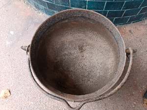 A medium size of cast iron cauldron with 3 legs. Probably 19th century or earlier.  Size 25.5 cm across.