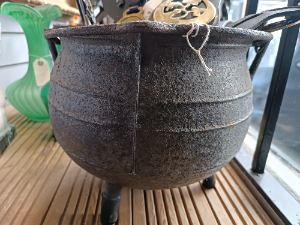 A medium size of cast iron cauldron with 3 legs. Probably 19th century or earlier.  Size 25.5 cm across.