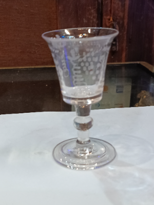 Discover our exclusive Mid 18th c folded foot wine glass with a detailed grape vine engraving. Perfect addition to your collection. Shop now!