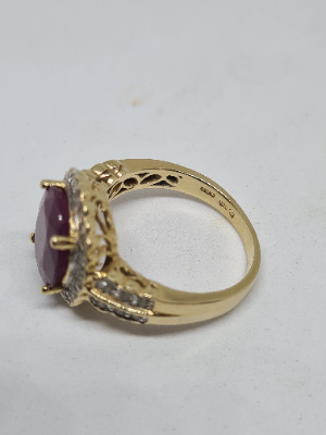 Discover our exquisite 14ct gold ring, adorned with a 4.85ct ruby and sparkling diamonds. Sized P/Q, it weighs in at 5.68g. Shop now for this remarkable piece!