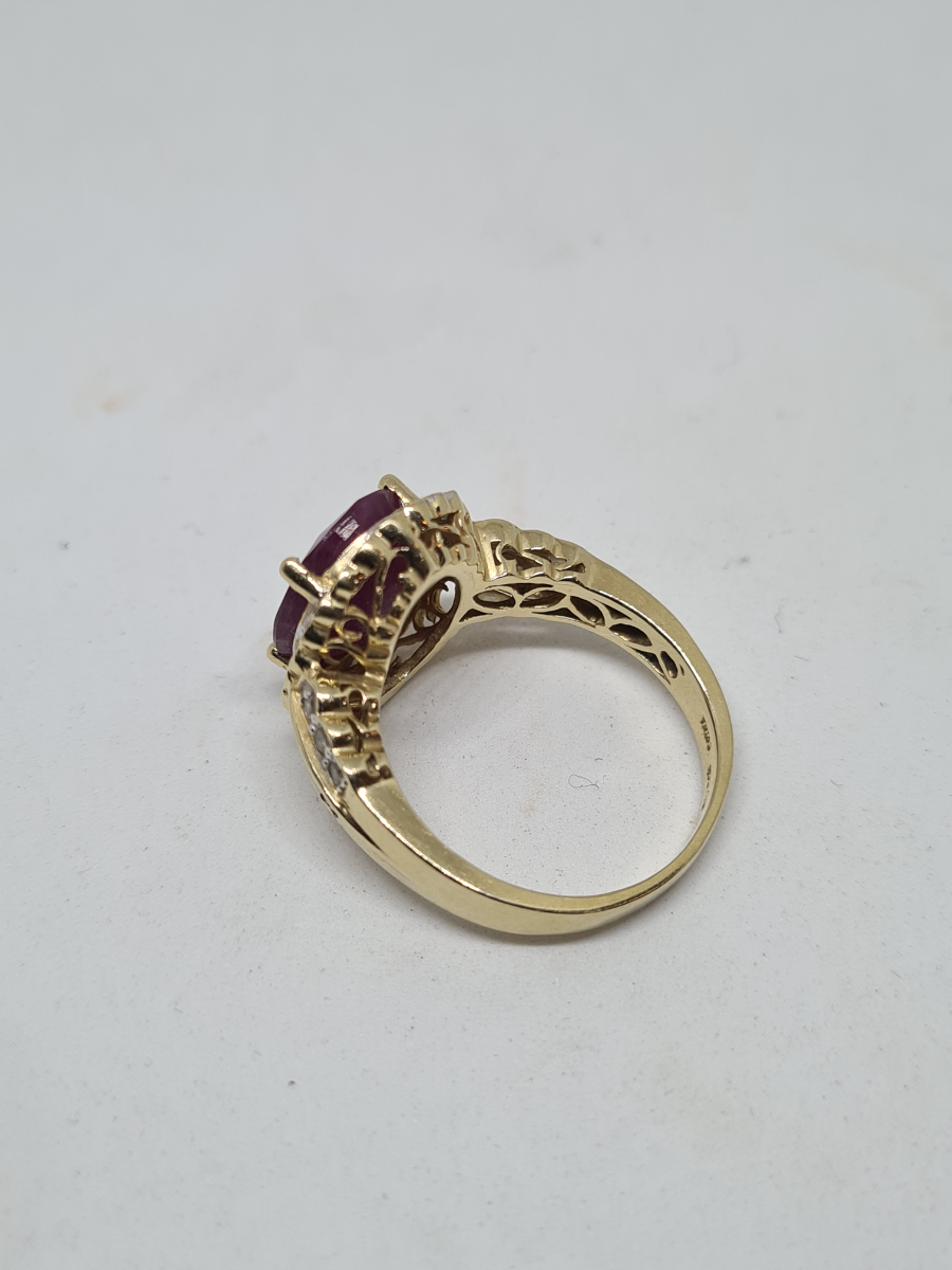 Discover our exquisite 14ct gold ring, adorned with a 4.85ct ruby and sparkling diamonds. Sized P/Q, it weighs in at 5.68g. Shop now for this remarkable piece!