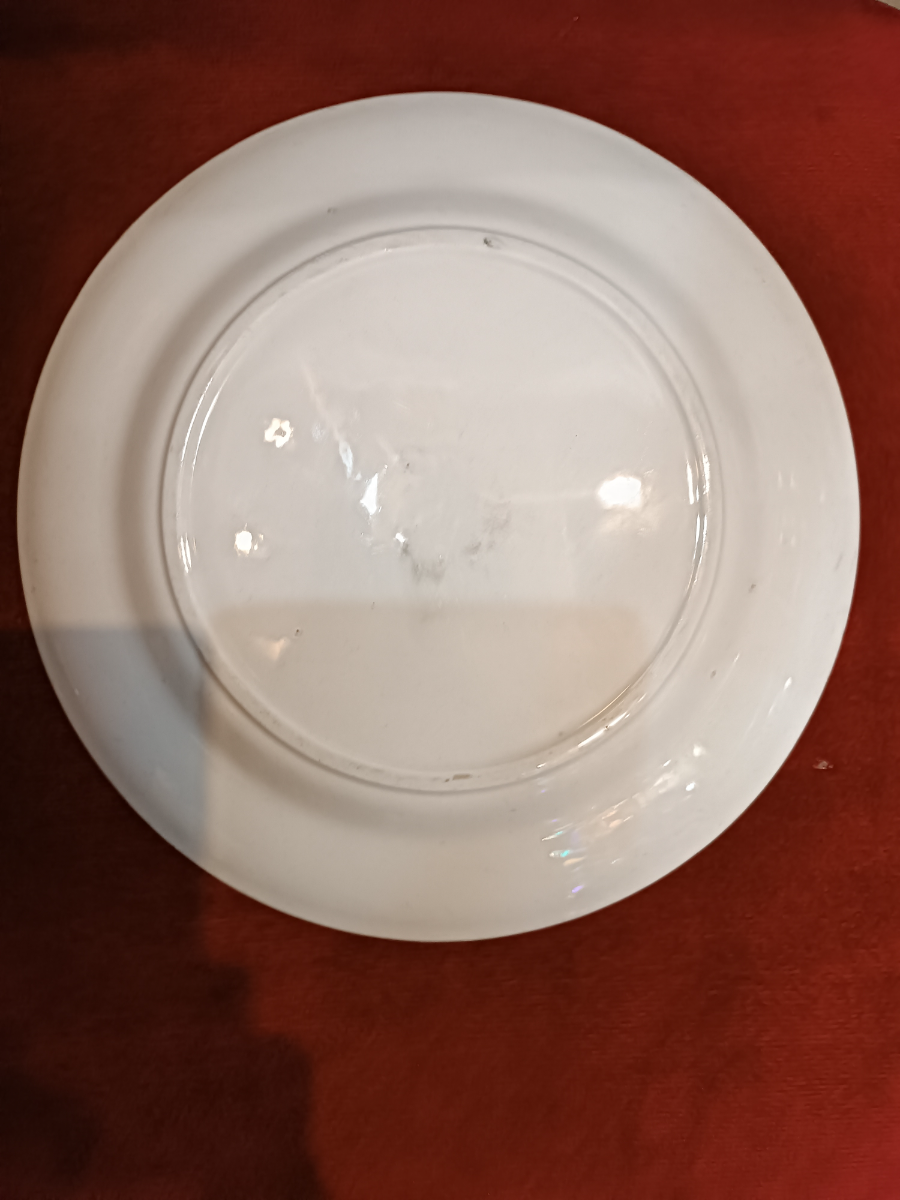 Explore our collection of 19th century Prattware plates. Stunning design featuring 2 celebrating boys. Sized at 21.5 cm. Order now and invest in history!