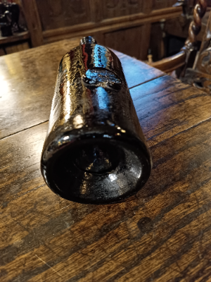 Discover our collection of 19th century three-part moulded sealed bottles. Inspect exquisite pieces like our 30cm high Middle Temple. Start collecting now!
