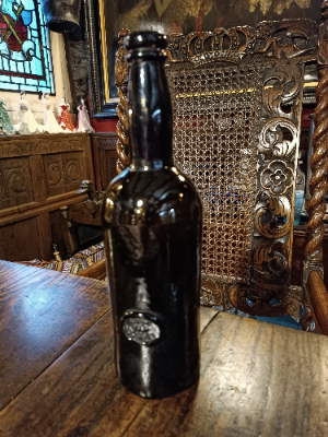 Discover our collection of 19th century three-part moulded sealed bottles. Inspect exquisite pieces like our 30cm high Middle Temple. Start collecting now!