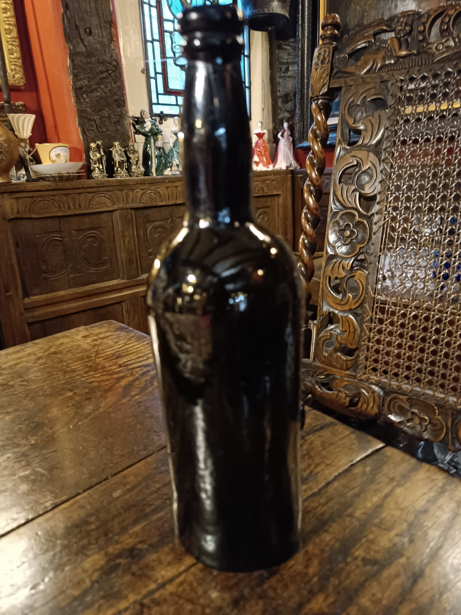 Discover our collection of 19th century three-part moulded sealed bottles. Inspect exquisite pieces like our 30cm high Middle Temple. Start collecting now!