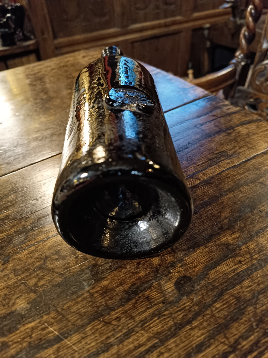 Discover our collection of 19th century three-part moulded sealed bottles. Inspect exquisite pieces like our 30cm high Middle Temple. Start collecting now!