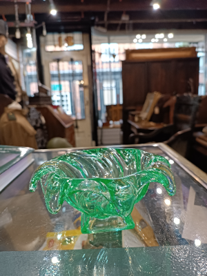 Discover our authentic 19th-century uranium glass bowl, measuring 16cm diameter and 8cm high. Add a vintage touch to your decor. Shop now!