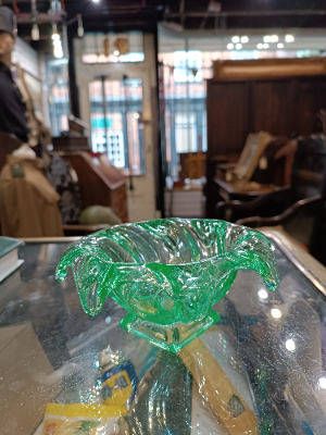 Discover our authentic 19th-century uranium glass bowl, measuring 16cm diameter and 8cm high. Add a vintage touch to your decor. Shop now!