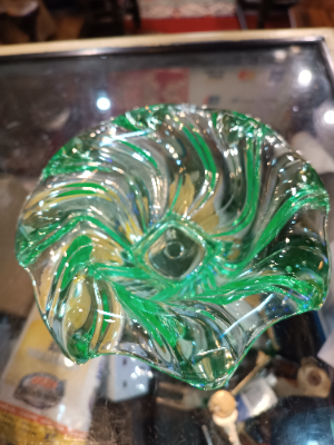 Discover our authentic 19th-century uranium glass bowl, measuring 16cm diameter and 8cm high. Add a vintage touch to your decor. Shop now!