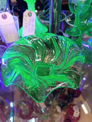 Discover our authentic 19th-century uranium glass bowl, measuring 16cm diameter and 8cm high. Add a vintage touch to your decor. Shop now!
