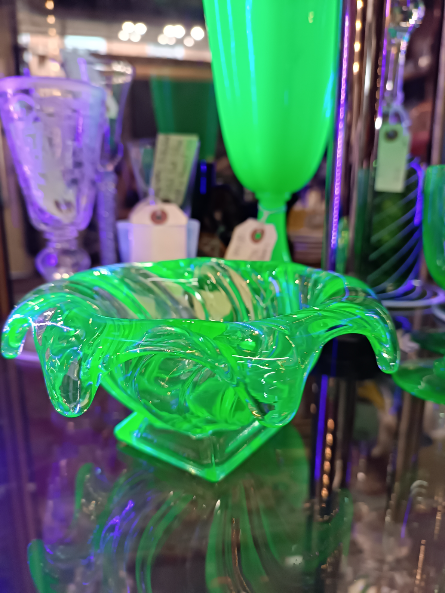 Discover our authentic 19th-century uranium glass bowl, measuring 16cm diameter and 8cm high. Add a vintage touch to your decor. Shop now!