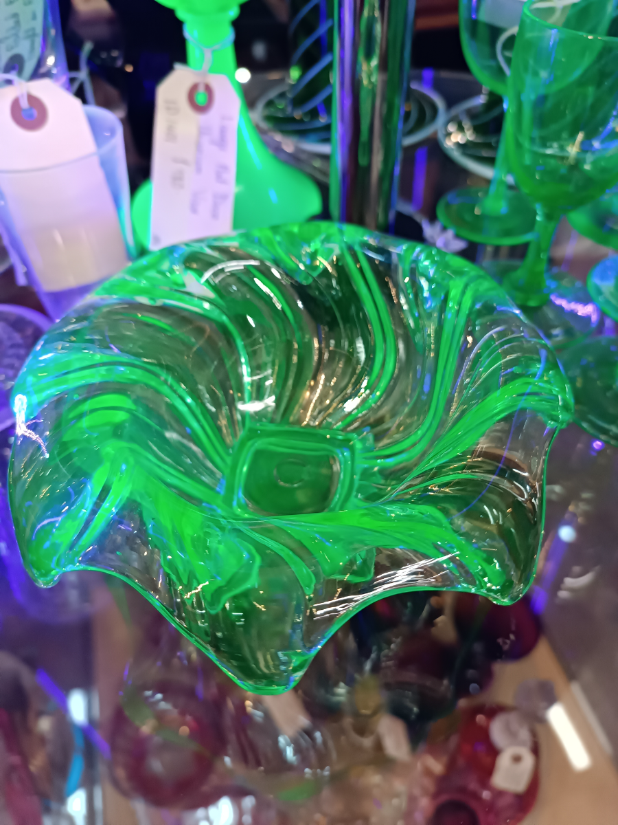 Discover our authentic 19th-century uranium glass bowl, measuring 16cm diameter and 8cm high. Add a vintage touch to your decor. Shop now!