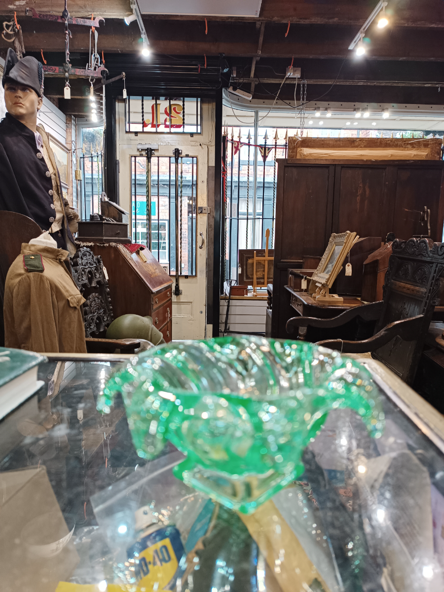 Discover our authentic 19th-century uranium glass bowl, measuring 16cm diameter and 8cm high. Add a vintage touch to your decor. Shop now!