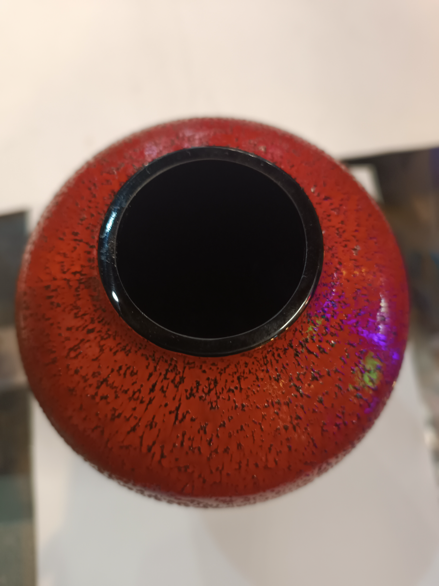 Explore our range of 20th-century Stuart Strathearn Dark crystal glass vases by Iestyn Davies. Add a touch of elegance to your decor - Shop now!