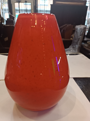 Discover our 20th c Stuart Strathearn red crystal glass vase by Iestyn Davies. Impressively designed teardrop form with black flecks. Shop now.