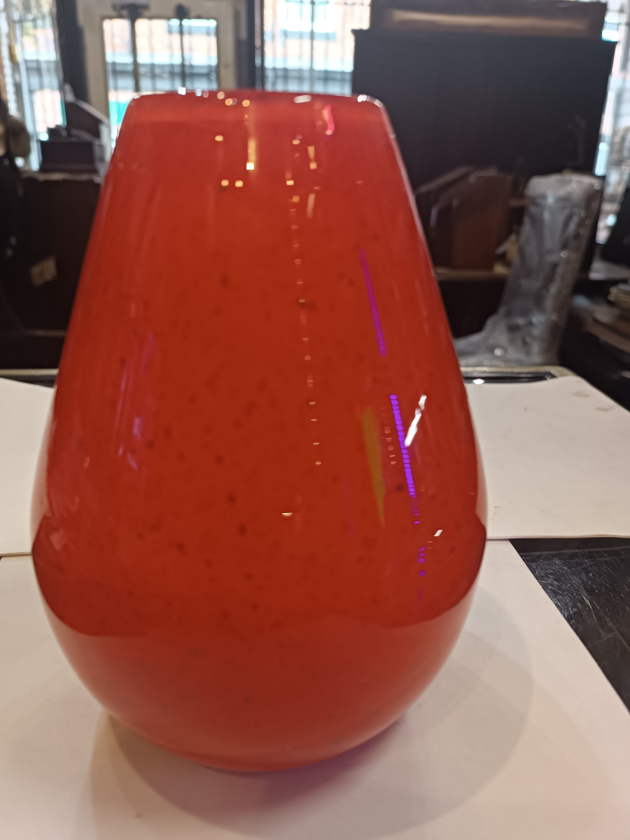 Discover our 20th c Stuart Strathearn red crystal glass vase by Iestyn Davies. Impressively designed teardrop form with black flecks. Shop now.
